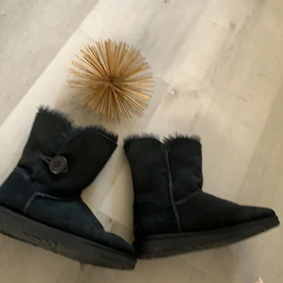 UGG Bailey Button Black Boots size 6 leather sheepskin lining winter cozy