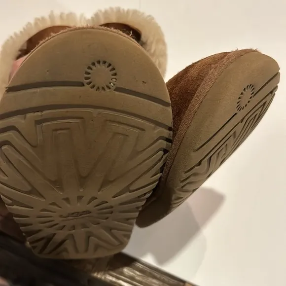 UGG Bailey Button Brown Short Sheepskin Boots