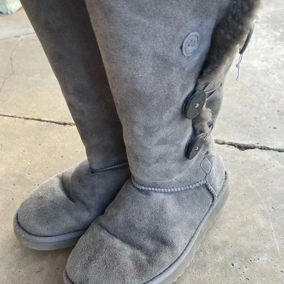 UGG Bailey Button Triplet II Gray Shearling boot