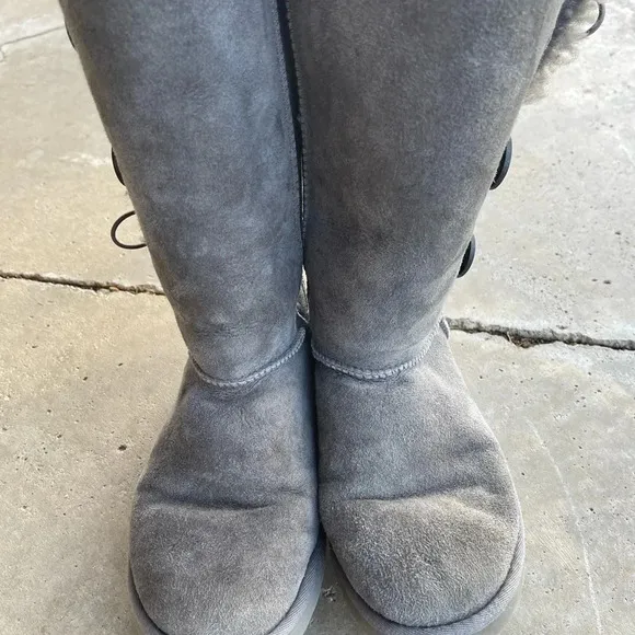 UGG Bailey Button Triplet II Gray Shearling boot