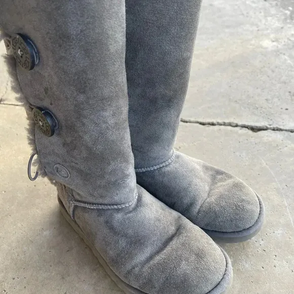 UGG Bailey Button Triplet II Gray Shearling boot