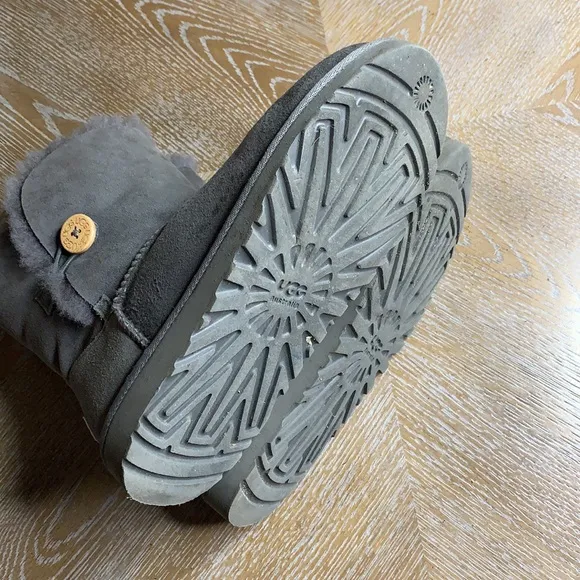 UGG Bailey Grey One Button Short Boots 6