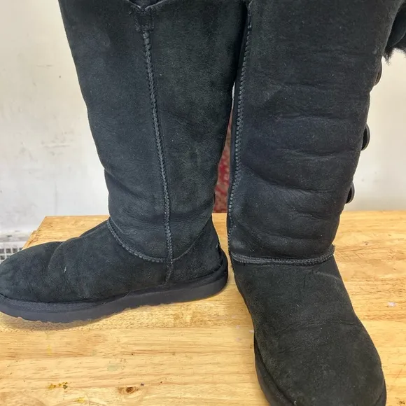 UGG Black Bailey button triple Suede shearling lined Boots size 7