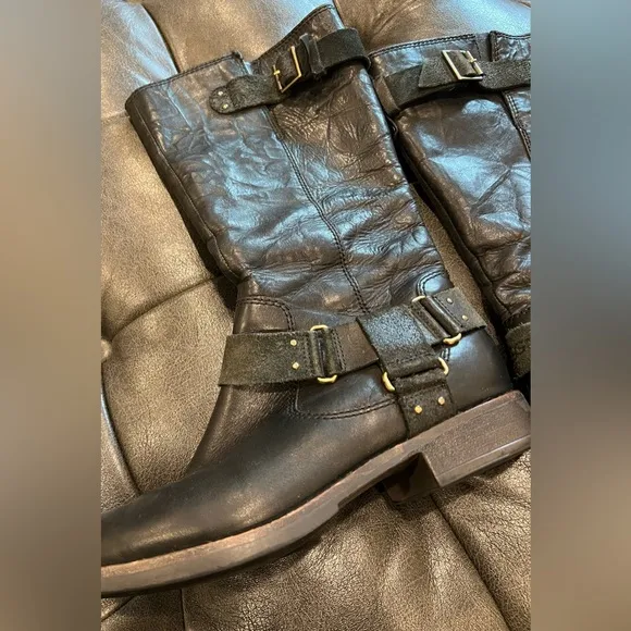 Ugg Black Leather Buckle Boots With Side Zipper Inner Sheep Skin for warmth Sz 8