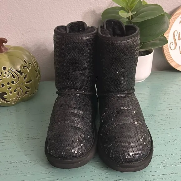 Ugg Boots SZ 3 Little girls