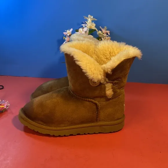 Ugg boots SZ 4 girls