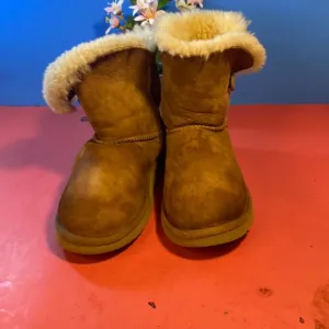 Ugg boots SZ 4 girls