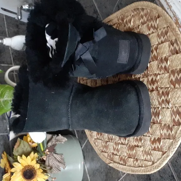 UGG BOWS SHORT BOOTS