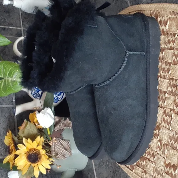 UGG BOWS SHORT BOOTS