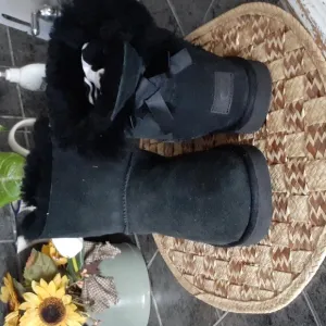 UGG BOWS SHORT BOOTS