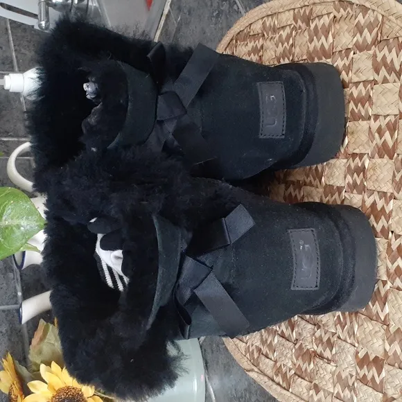 UGG BOWS SHORT BOOTS