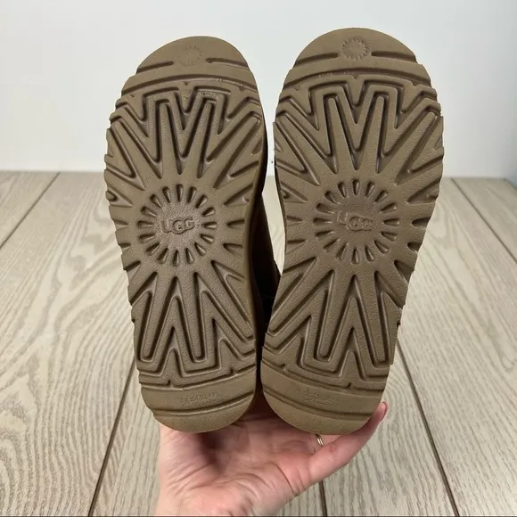 UGG Classic II Genuine Shearling Lined Short Boot US5 Chestnut Suede $170