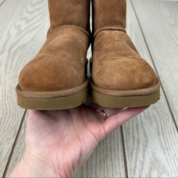 UGG Classic II Genuine Shearling Lined Short Boot US5 Chestnut Suede $170