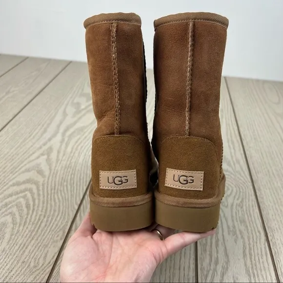 UGG Classic II Genuine Shearling Lined Short Boot US5 Chestnut Suede $170