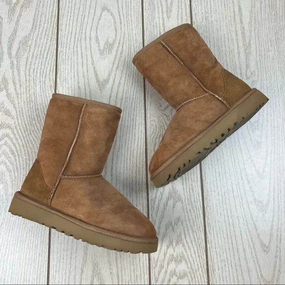 UGG Classic II Genuine Shearling Lined Short Boot US5 Chestnut Suede $170