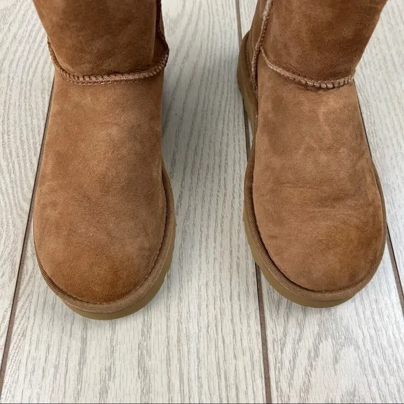 UGG Classic II Genuine Shearling Lined Short Boot US5 Chestnut Suede $170