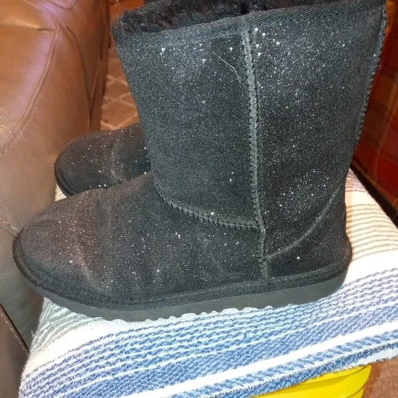 UGG CLASSIC II SHORT BLACK GLITTER GIRLS 4 FAUX FUR LINED PULL ON WINTER BOOTS