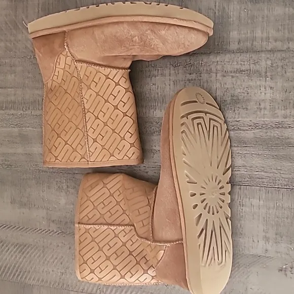 Ugg Classic Short 2 Logo Boots Size 10 Women's Fur Lined