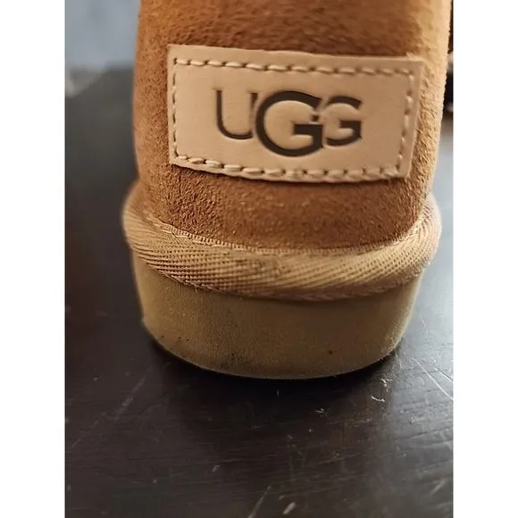 UGG‎ Classic Short II 1016223 Women's Boots Suede Chestnut Size 8 US