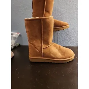 UGG‎ Classic Short II 1016223 Women's Boots Suede Chestnut Size 8 US