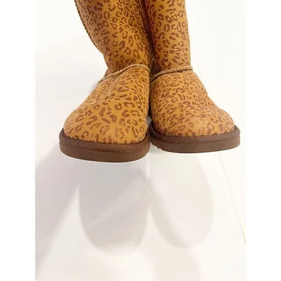 UGG Classic Short Leopard Boots style 5925 Women’s size 6