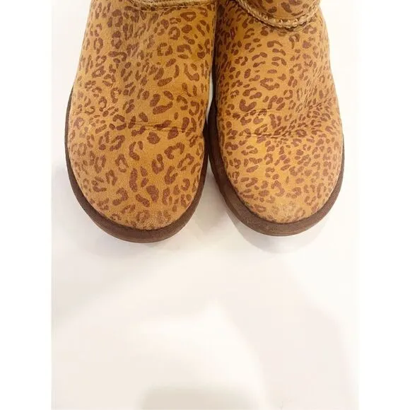 UGG Classic Short Leopard Boots style 5925 Women’s size 6