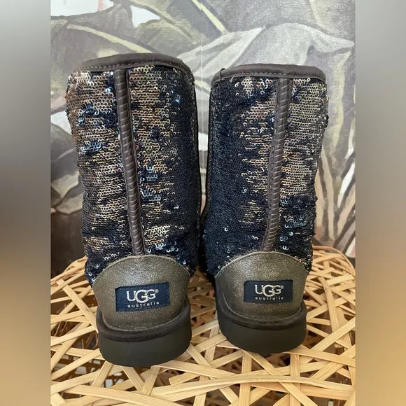 Ugg Classic Short sparkles Boots Size 7 silver blue sequins sheepskin