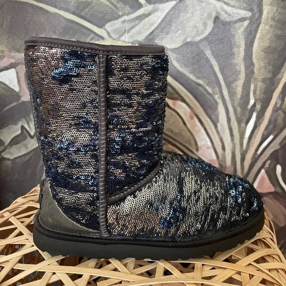 Ugg Classic Short sparkles Boots Size 7 silver blue sequins sheepskin