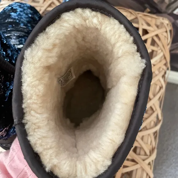 Ugg Classic Short sparkles Boots Size 7 silver blue sequins sheepskin