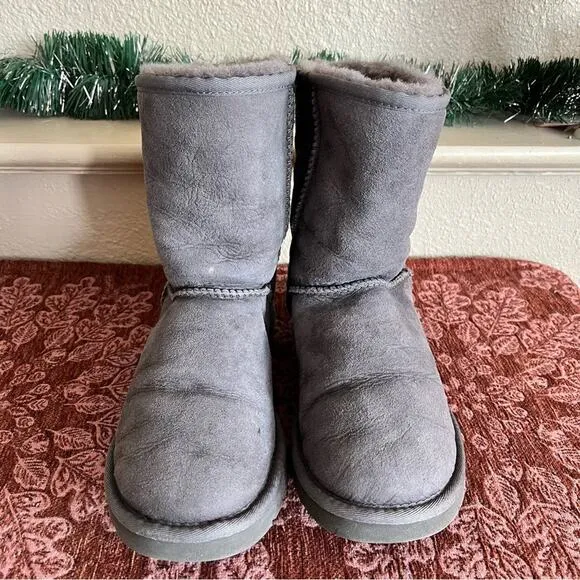 Ugg Classic Short Women’s Grey Suede Boots Size 8