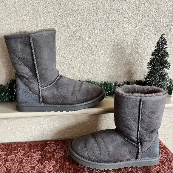 Ugg Classic Short Women’s Grey Suede Boots Size 8