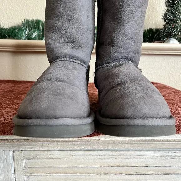 Ugg Classic Short Women’s Grey Suede Boots Size 8