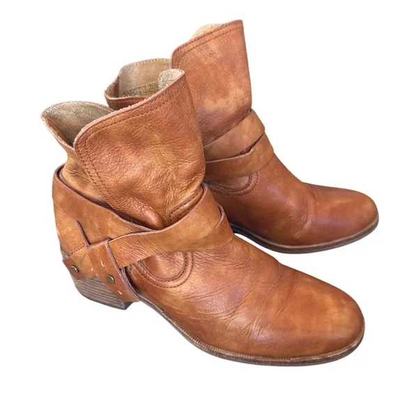 UGG~ ELORA Leather Short Boots in Chestnut