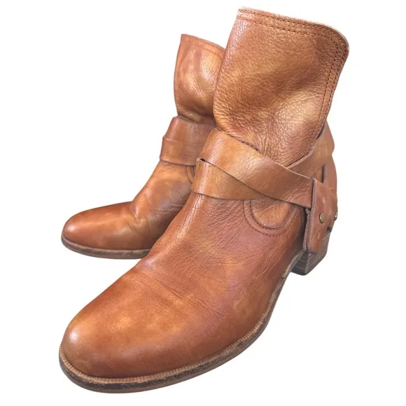 UGG~ ELORA Leather Short Boots in Chestnut