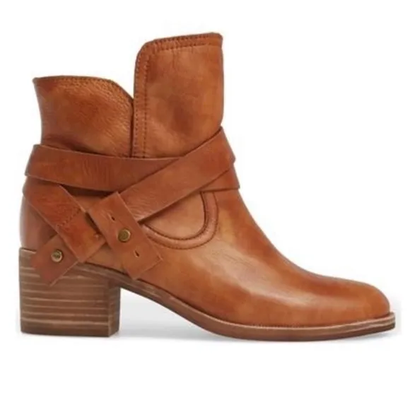 UGG~ ELORA Leather Short Boots in Chestnut