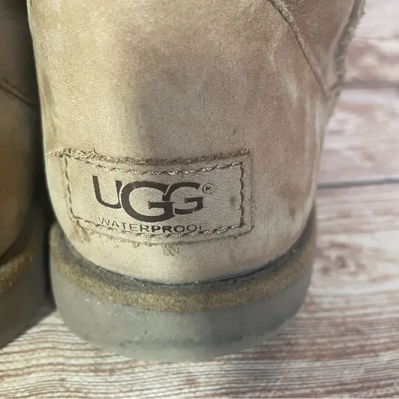 UGG Girls Classic Short II Pull On Winter Boots, Size 5 M Big Kid