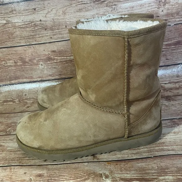 UGG Girls Classic Short II Pull On Winter Boots, Size 5 M Big Kid