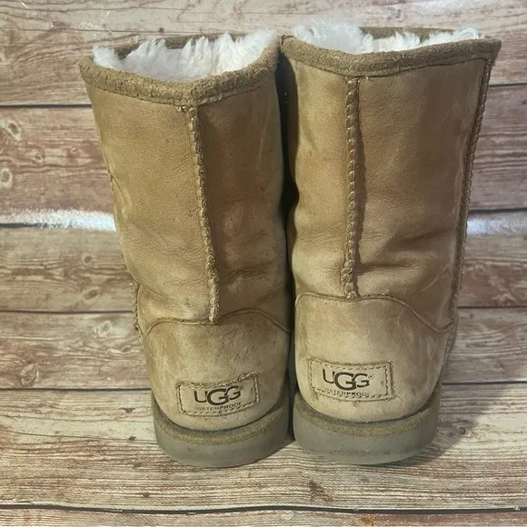 UGG Girls Classic Short II Pull On Winter Boots, Size 5 M Big Kid