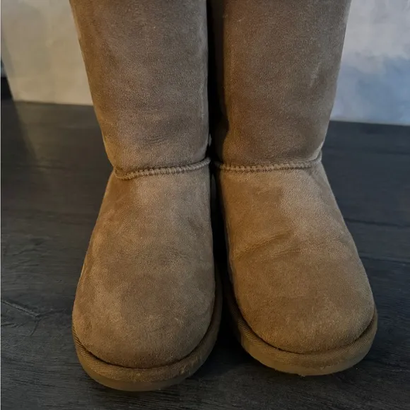 UGG Kids Bailey Bow Boots size 4 big kids
