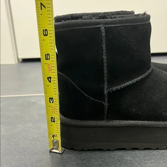 UGG Kids Black classic mini platform boot size 1