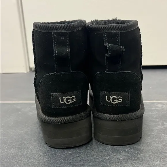 UGG Kids Black classic mini platform boot size 1