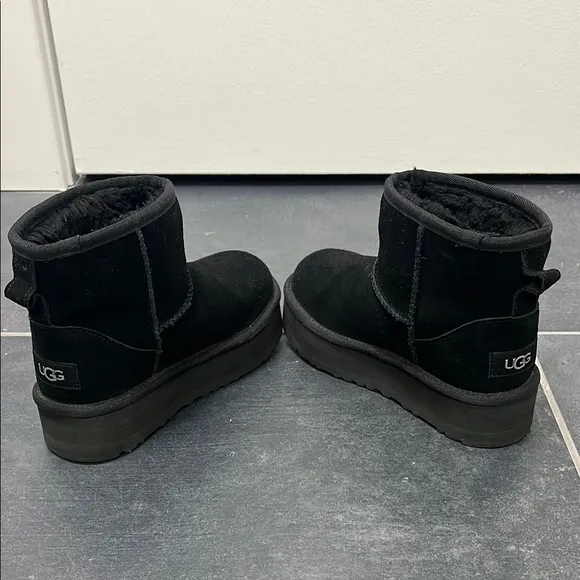UGG Kids Black classic mini platform boot size 1