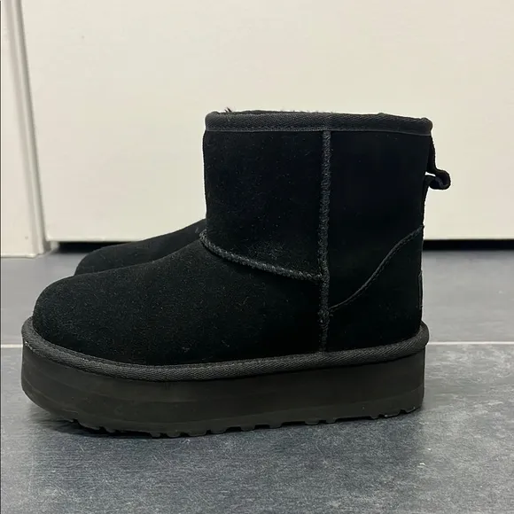 UGG Kids Black classic mini platform boot size 1