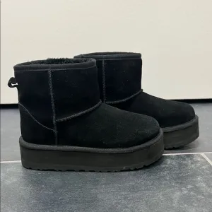 UGG Kids Black classic mini platform boot size 1