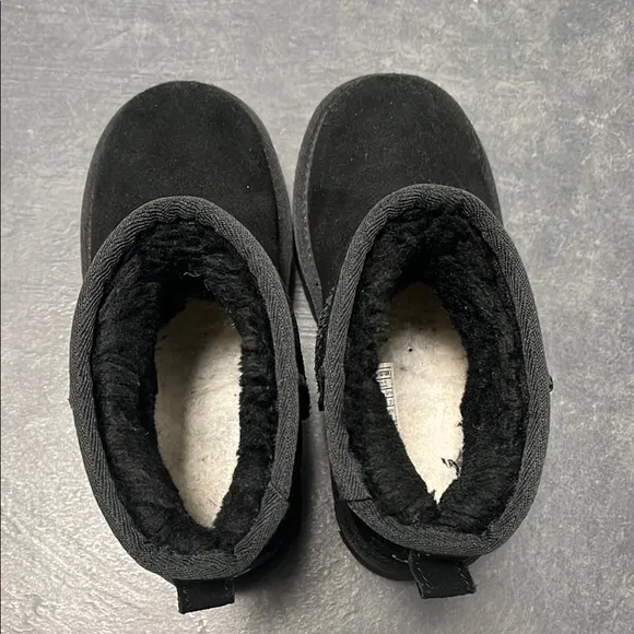 UGG Kids Black classic mini platform boot size 1
