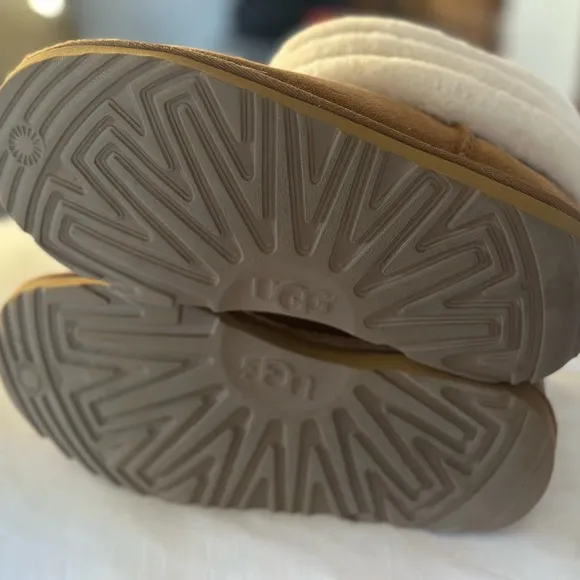 UGG Kids Boots in Chestnut Brown and Cream