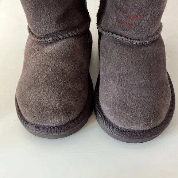 UGG Kids' Classic II Fashion Boot size 7 purple mauve