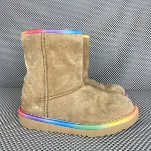 Ugg Kids Classic Short II Rainbow Boots Girls Size 2 Chestnut Brown Multicolor