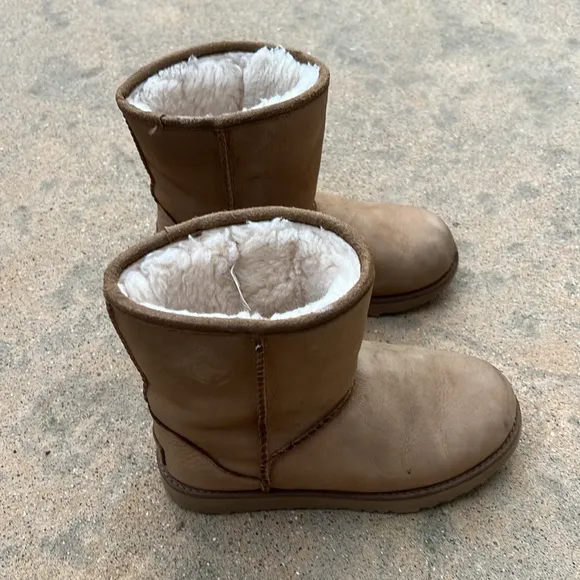 UGG Kids Classic Tan Short Water Resistant Boitd Size 3