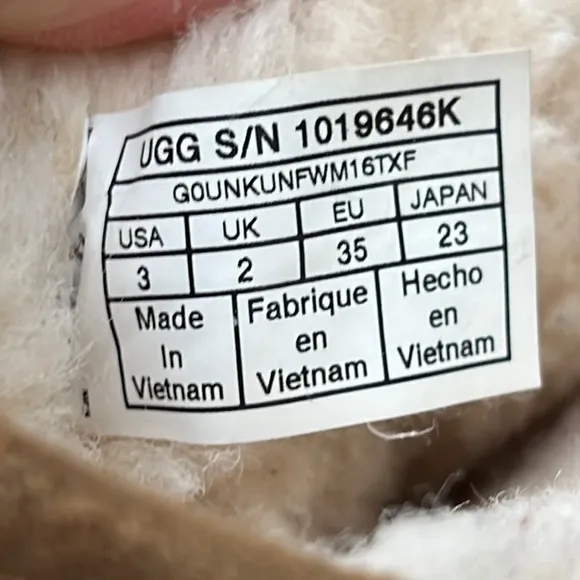 UGG Kids Classic Tan Short Water Resistant Boitd Size 3